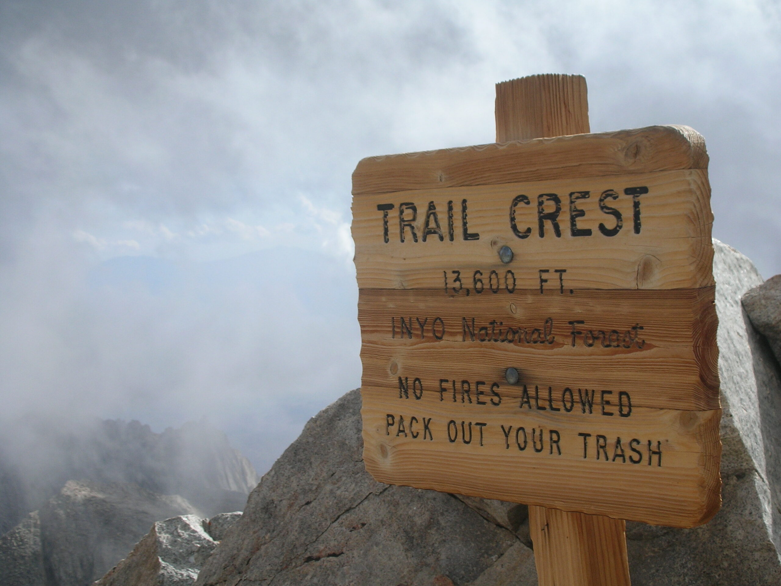 On the last ridge, a sign with the bold letters "TRAIL CREST" welcomes you to the final stretch